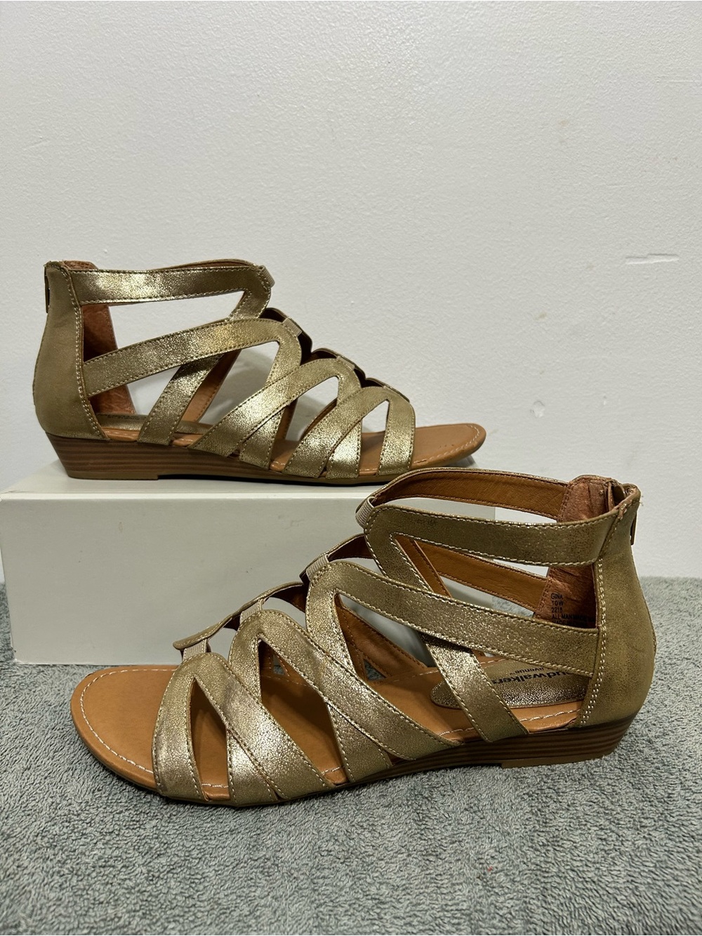 Cloudwalkers by Avenue Gina Metallic Strappy Gladiator Sandals Womens Size 10 W